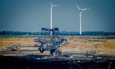 Braunkohlebagger und Windrad